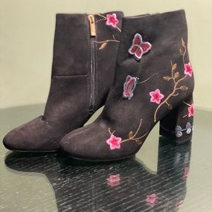 Black boots | ankle boots | women’s shoes | floral